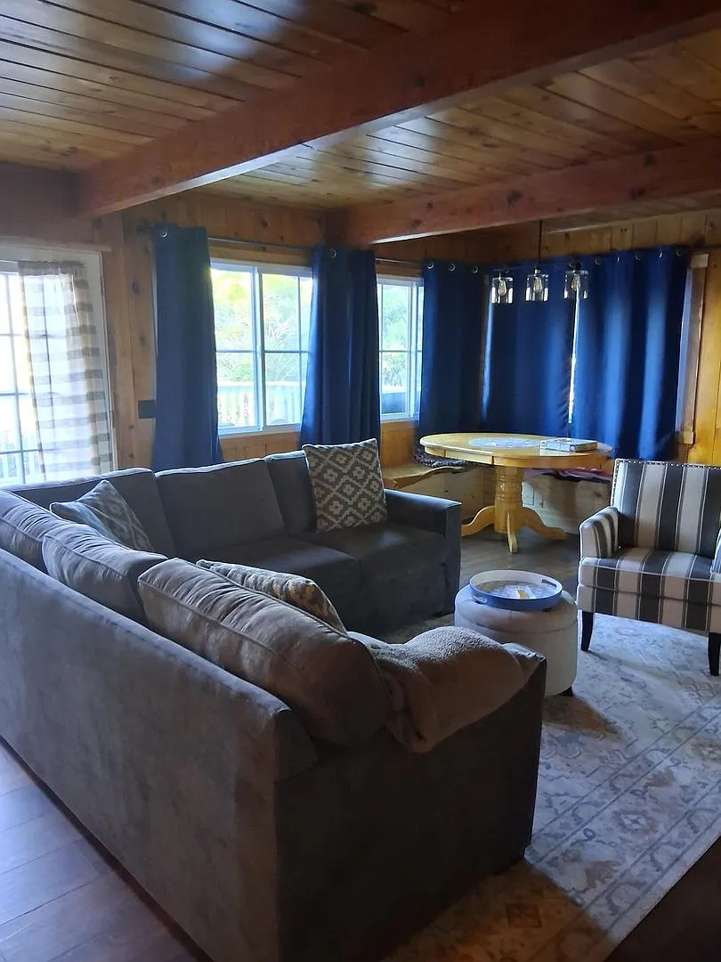 Four Bedroom with Fireplace and Parking — Photo 1
