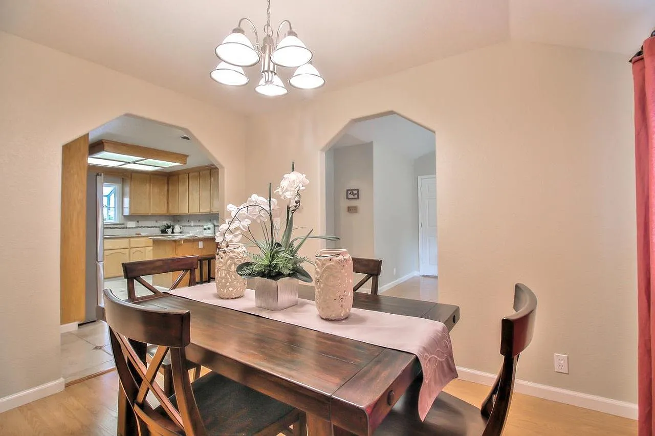 4 bed, 2077 sqft, $5,995 — Photo 4