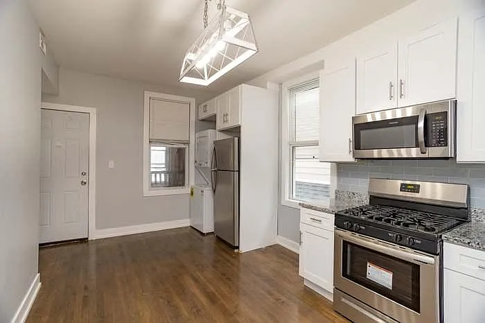 2657 N Ridgeway Ave — Photo 2