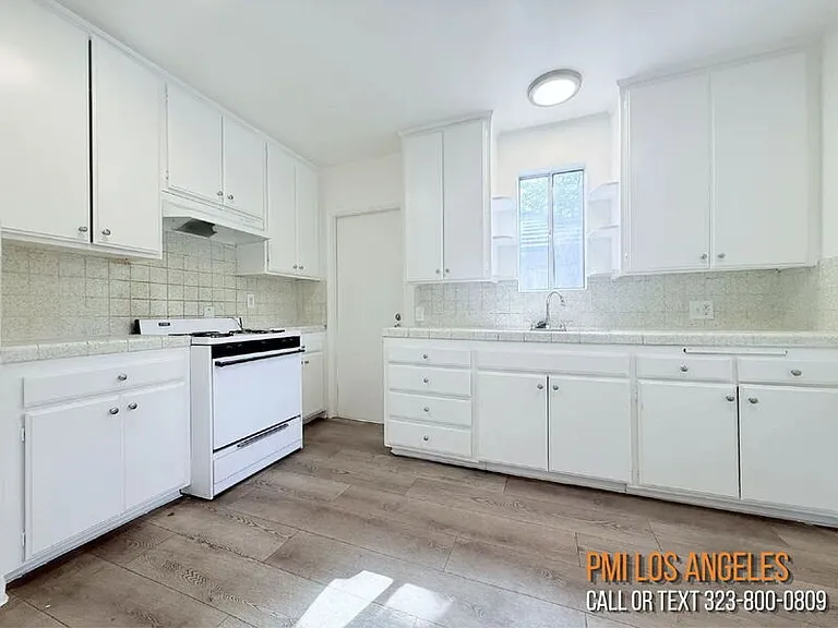 10565 Camarillo St — Photo 13