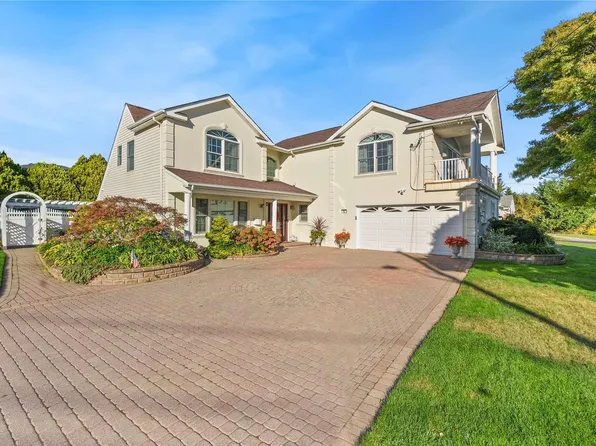 15 Cedar Point Drive, West Islip, NY 11795