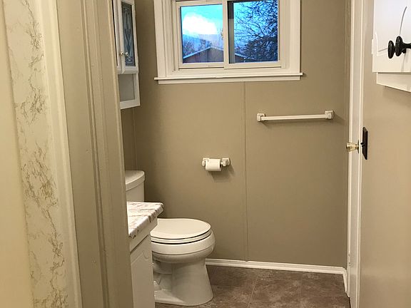 Main Bathroom 5'x11'7"