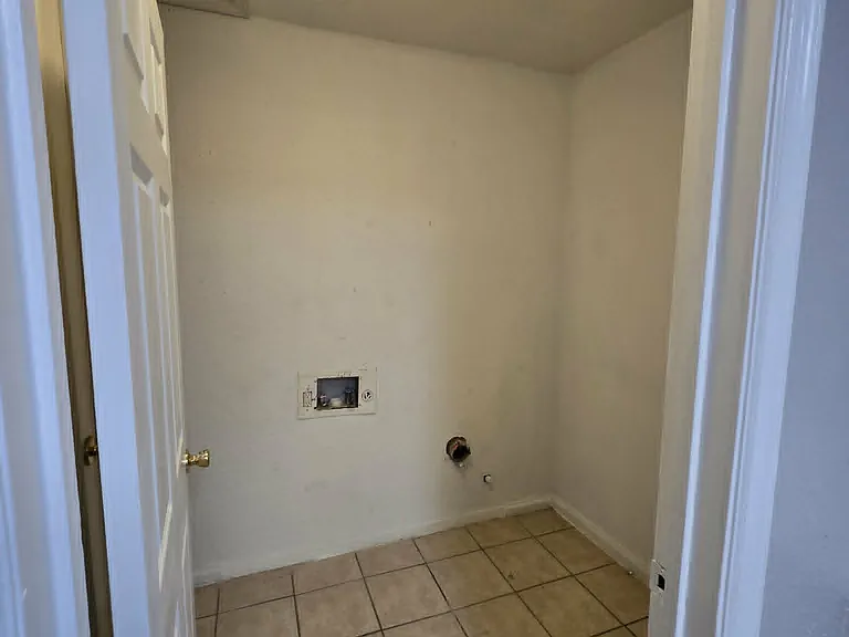 313 Calgary Ave #C — Photo 11