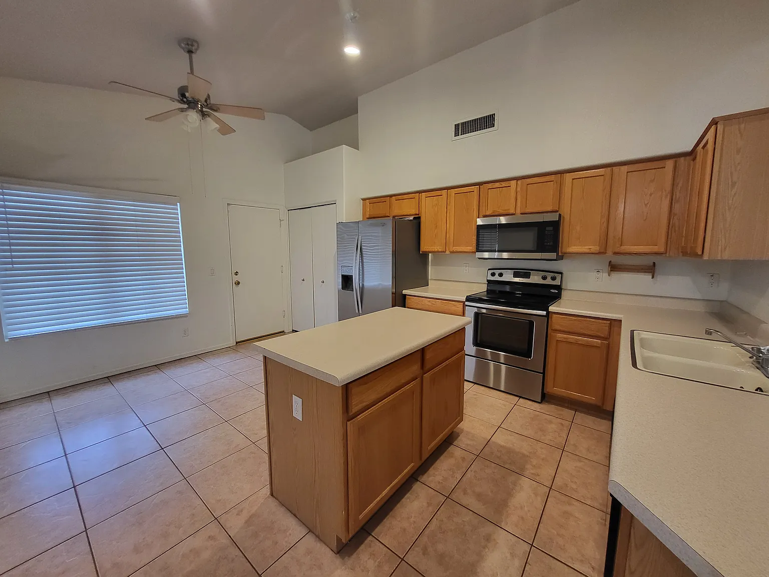 3 bed, 1358 sqft, $1,900 — Photo 4