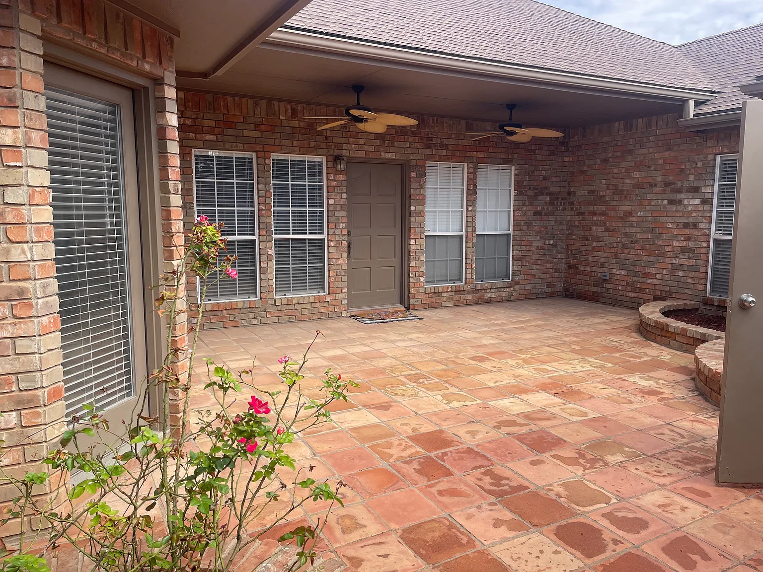 3 bed, 2159 sqft, $2,600 — Photo 2