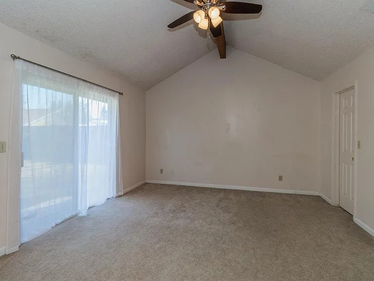 1067 E Portland Ave — Photo 11