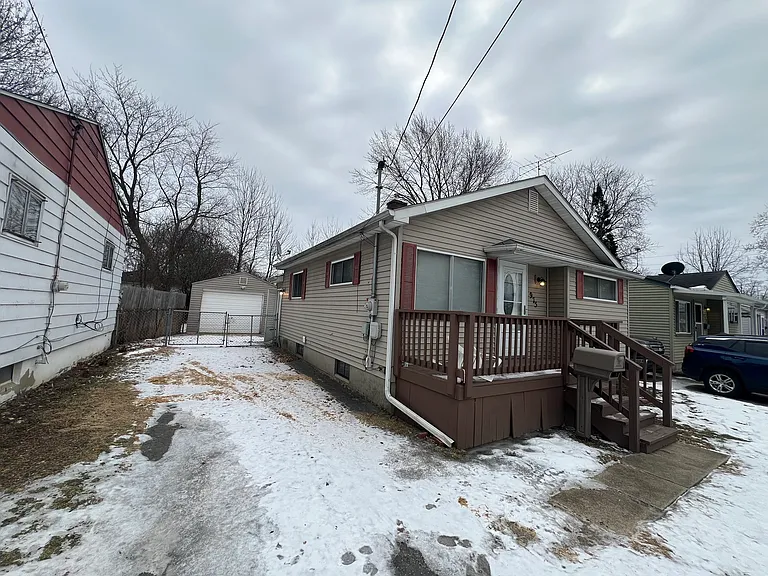 975 Hubbard Ave — Photo 2