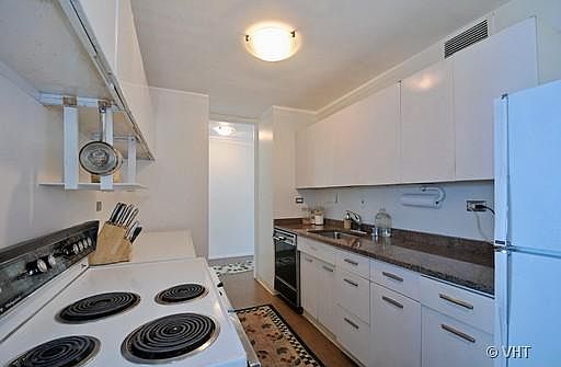 4th image of 900 N Lake Shore Dr APT 913