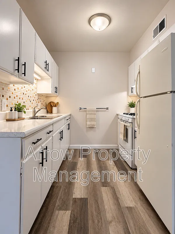 2 bed, 1.0 bath, 774 sqft, $865 — Photo 2
