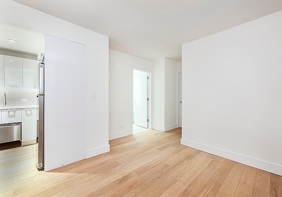 4th image of 230 E 44th St APT 4C