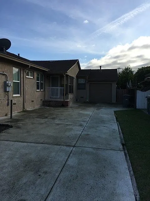1388 Hubbard Ave photo 1