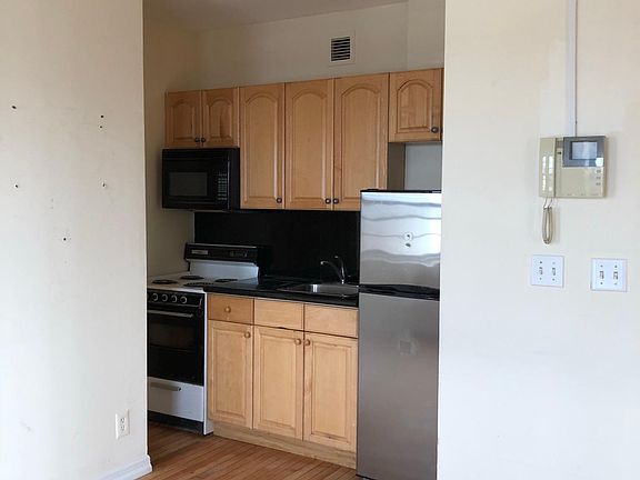 2nd image of 890 W Beech St APT 2D