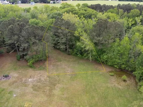 26 Holly St, Onancock, VA 23417