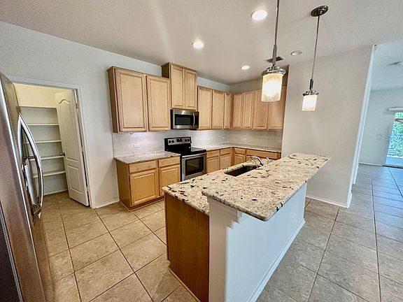 5th image of 413 Hunters Hill Dr