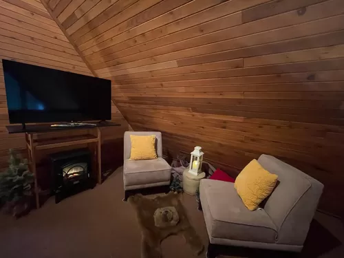 This additional space in the loft provides an intimate get-away to watch your fav streaming shows. - N Potlatch Dr