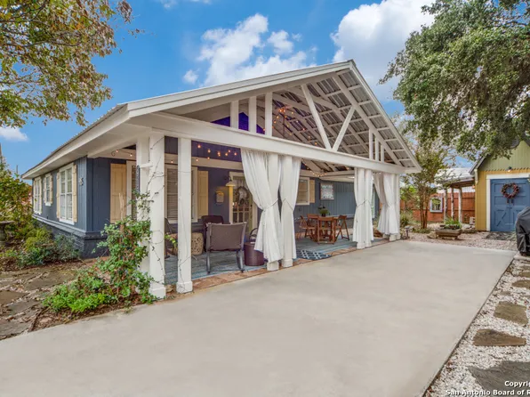 915 6th St, Blanco, TX 78606