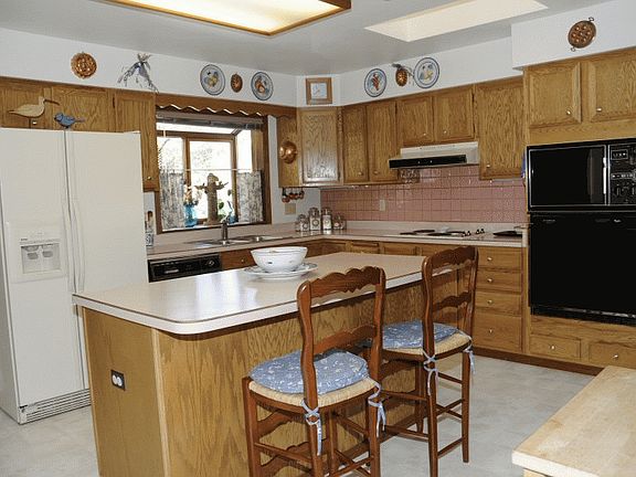 Large Kitchen with Island, Pantry
