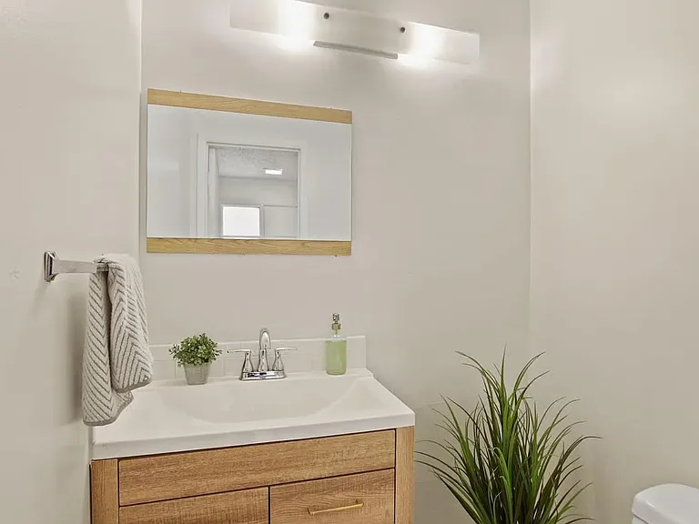 2218 Southgate Sq — Photo 4