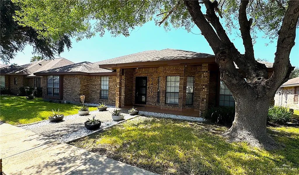 3 bed, 2.0 bath, 2292 sqft, $2,600 — Photo 2