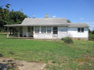 820 Blue Ridge Dr, Gretna, VA 24557