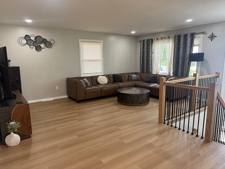 1650 La Salle Ave — Photo 3