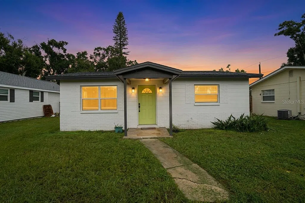 2 bed, 1.0 bath, 832 sqft, $2,300 — Photo 2