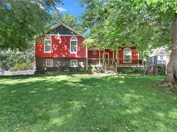416 SE Brownfield Dr, Lees Summit, MO 64063