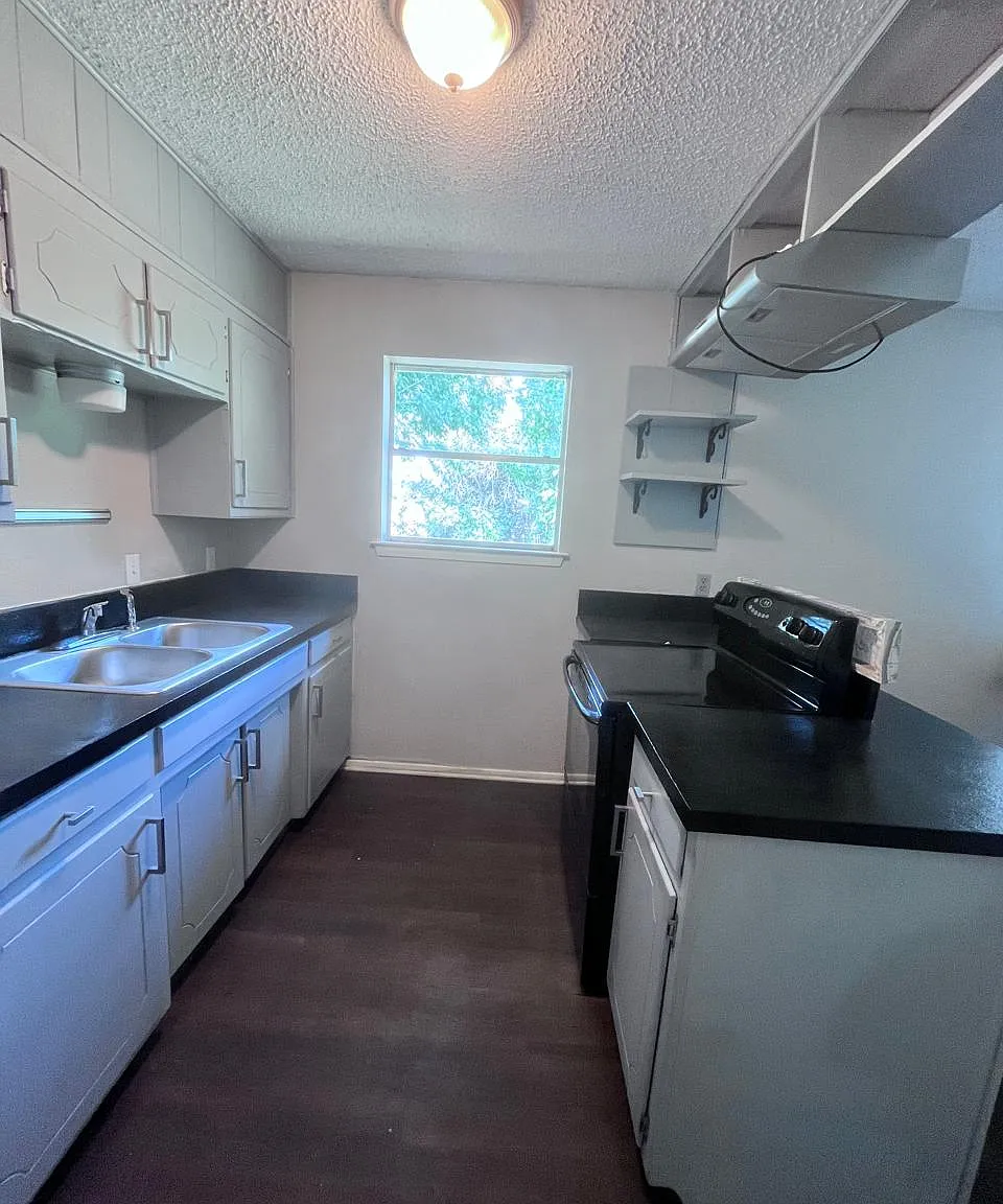 3 bed, 1180 sqft, $2,000 — Photo 4