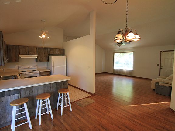 3rd image of 2411 Woodland Dr