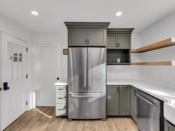 2nd image of 3748 Dawes Ave