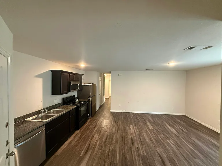 5509 Nielan St #B — Photo 4