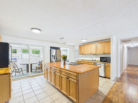 5th image of 186 Powderhorn Dr