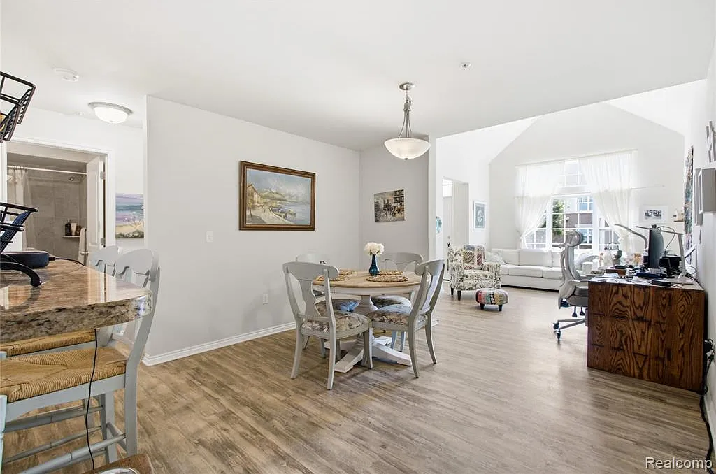 2 bed, 2.0 bath, 2032 sqft, $2,400 — Photo 4