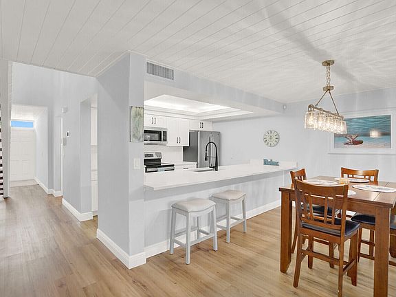 3rd image of 277 Old Meadow Way