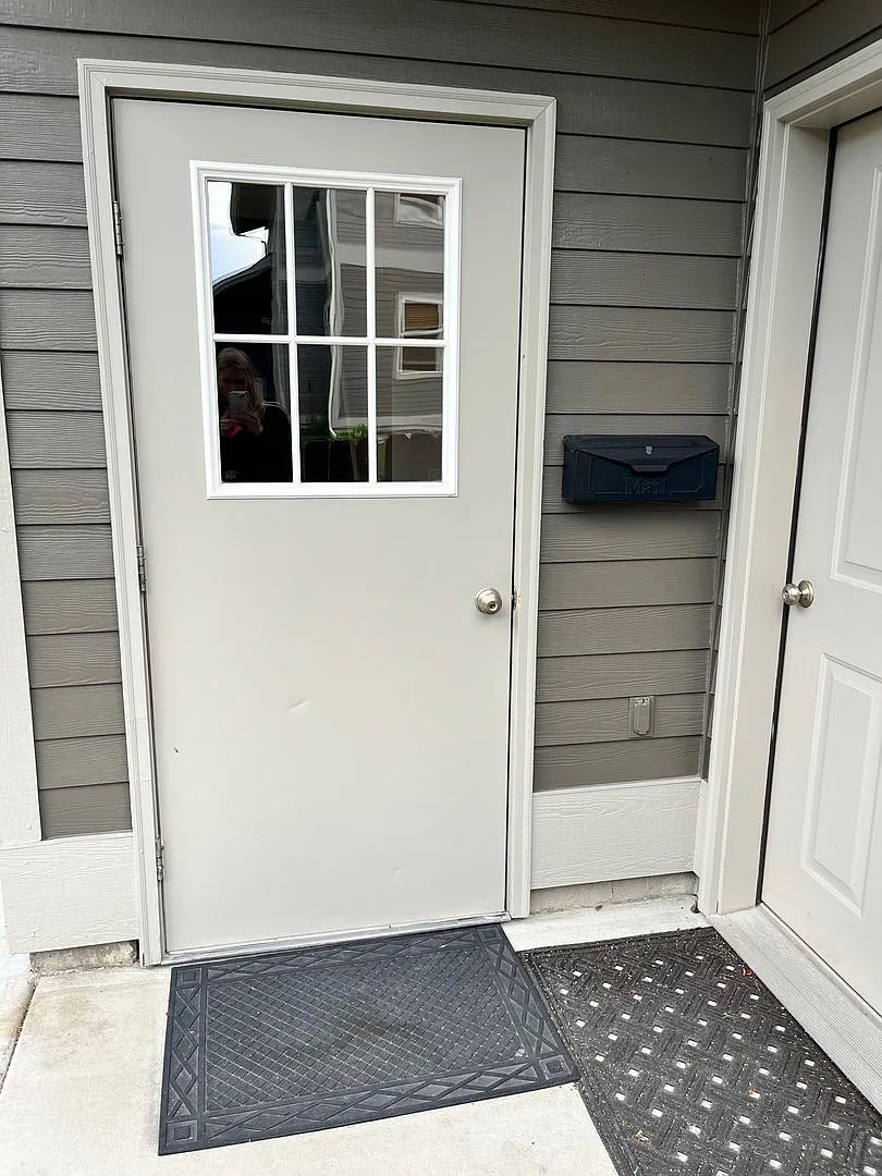 1 Bedroom, 1 bathroom Spacious Apartment - Apartment above garage space. — Photo 3