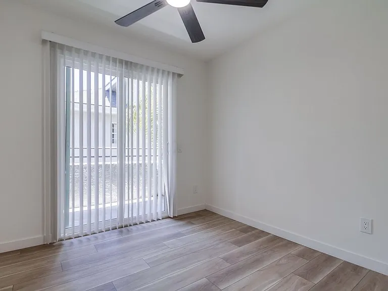 AUB — Photo 14