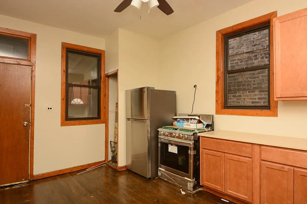 Appealing 3 Bed, 1 Bath at Milwaukee + Diversey (Logan Square) — Photo 2