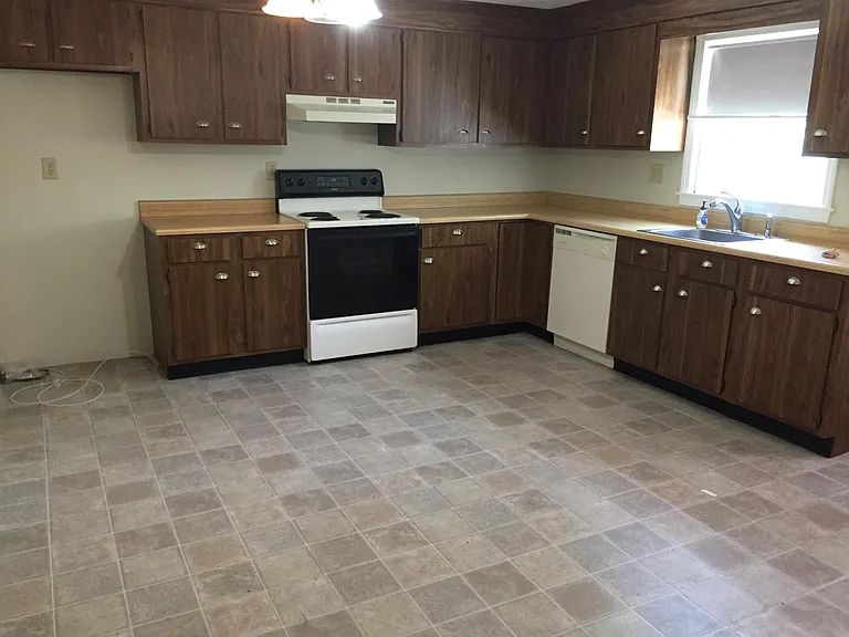 107-109 Commercial St #1 — Photo 11
