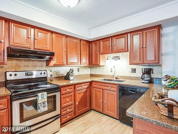 Great Counter & Cabinet Space