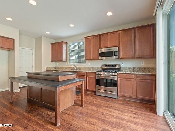5th image of 1052 Crown View Dr