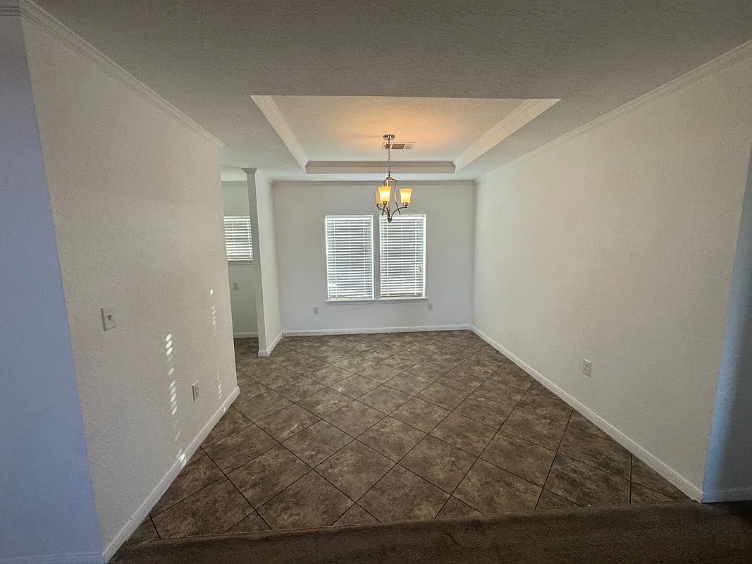 4 bed, 3.0 bath, 2800 sqft, $2,500 — Photo 3