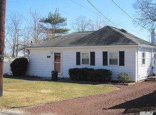 252 Woodycrest Dr, Holtsville, NY 11742
