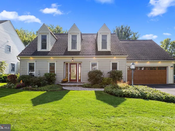 221 Diana Dr, Chalfont, PA 18914