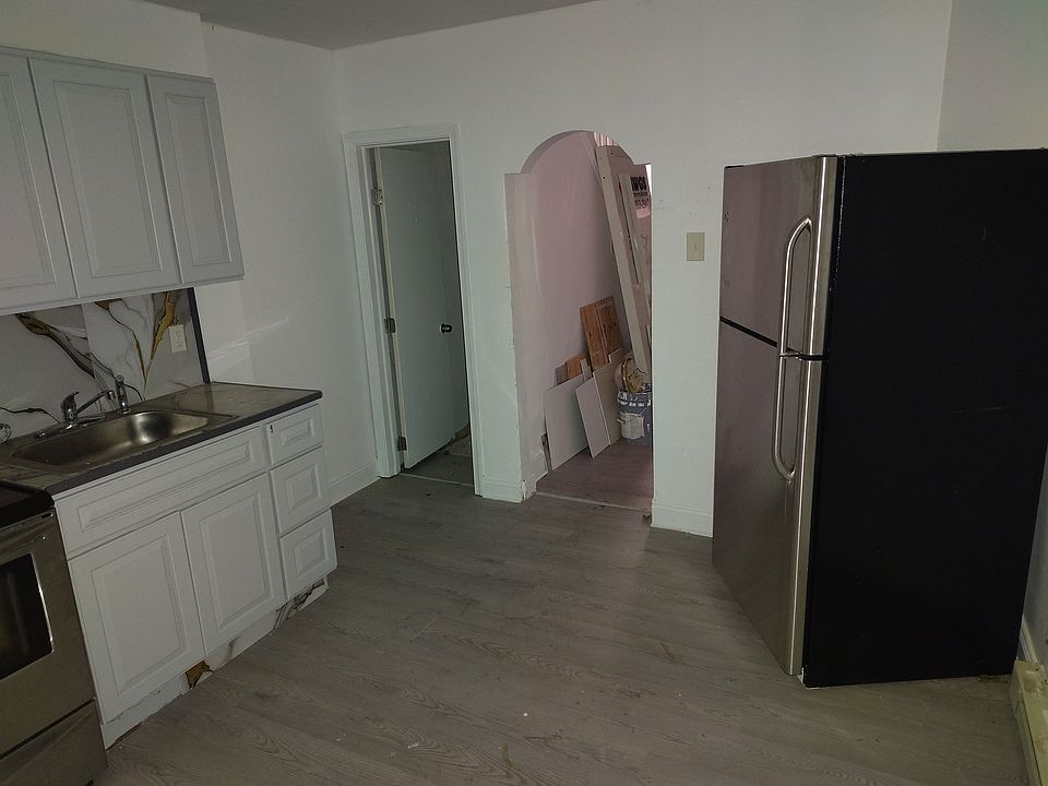 2nd image of 731 E Willard St