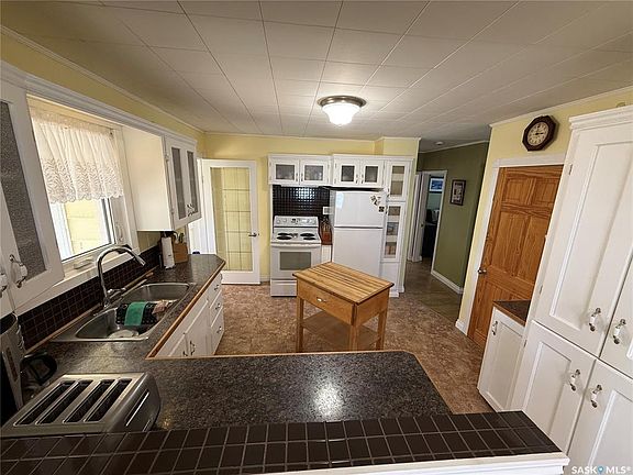 4th image of 401 2nd AVENUE E