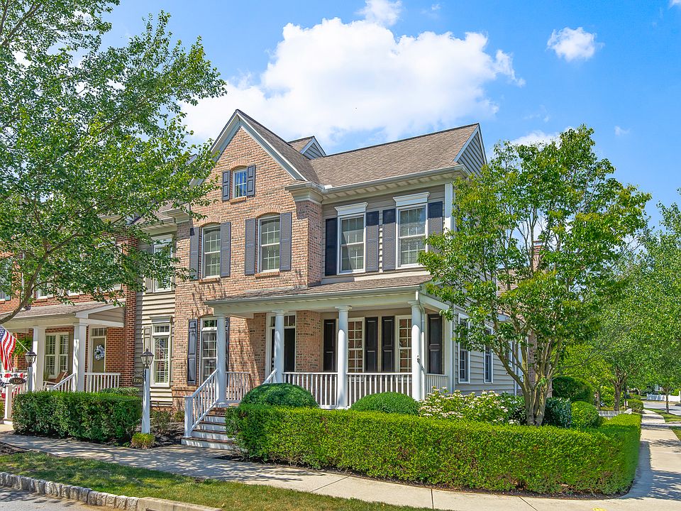 Large End-Unit Townhome in Veranda