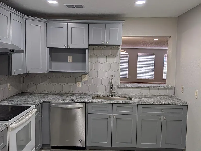 3258 Continental Dr — Photo 1