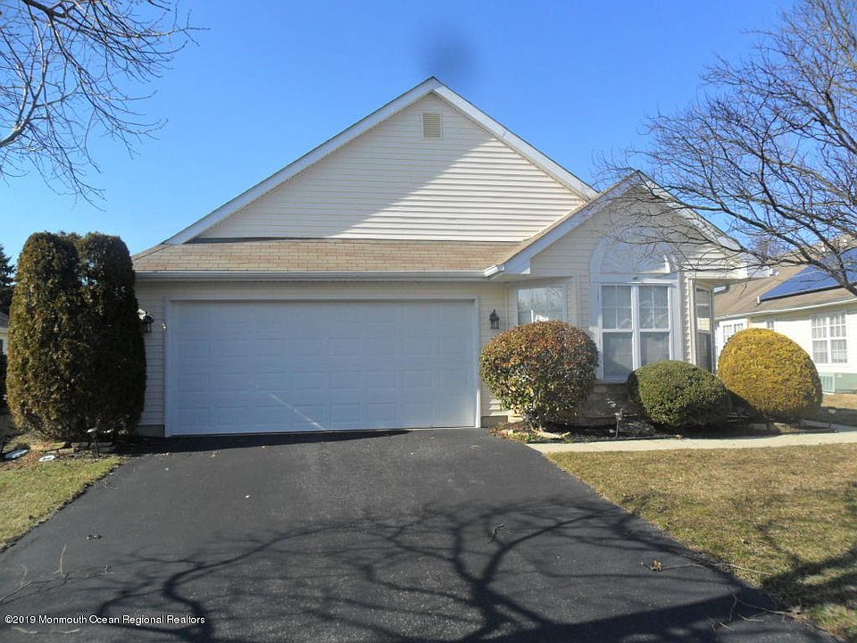 1st image of 16 Pine Hollow Ln