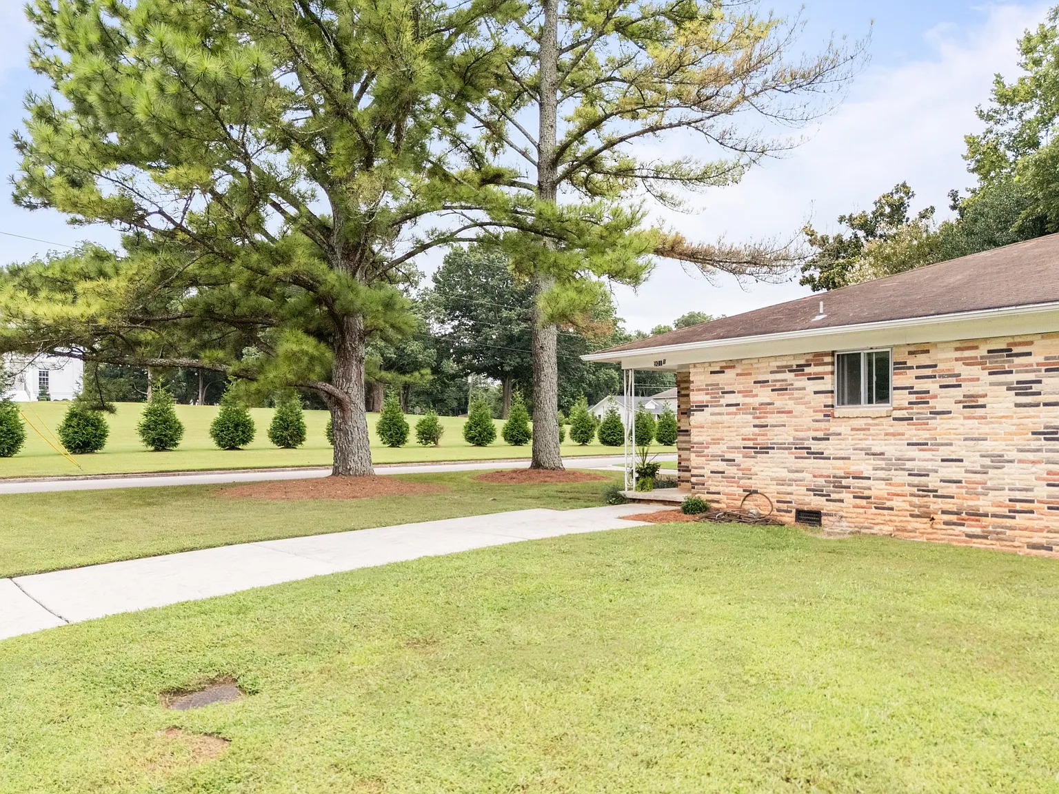 901 Stevens Ct NE — Photo 3