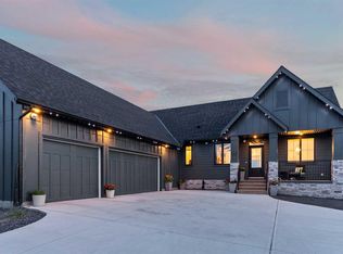 32 E Monterra Lndg, Rocky View County, AB T4C 0G8